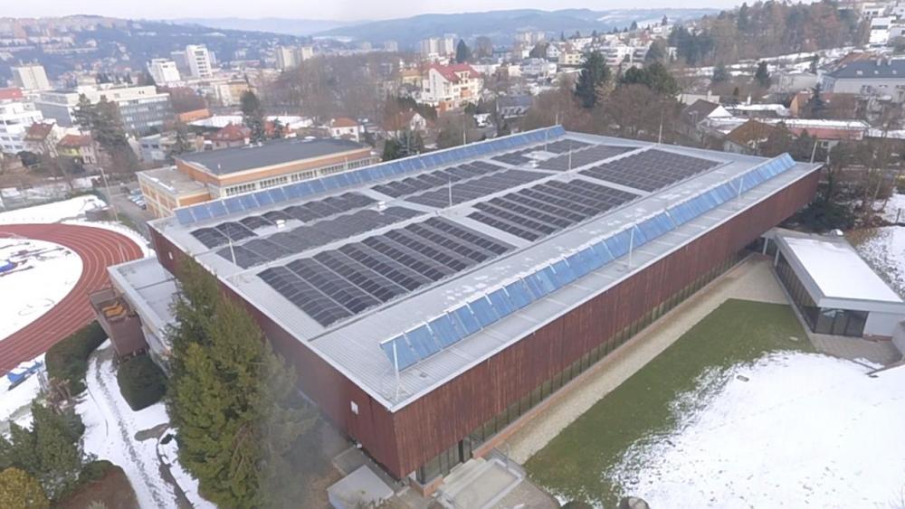 FVE na střeše městských lázní